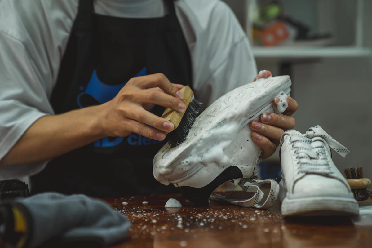Sepasang sepatu dikerjakan dengan tangan di atas meja kerja