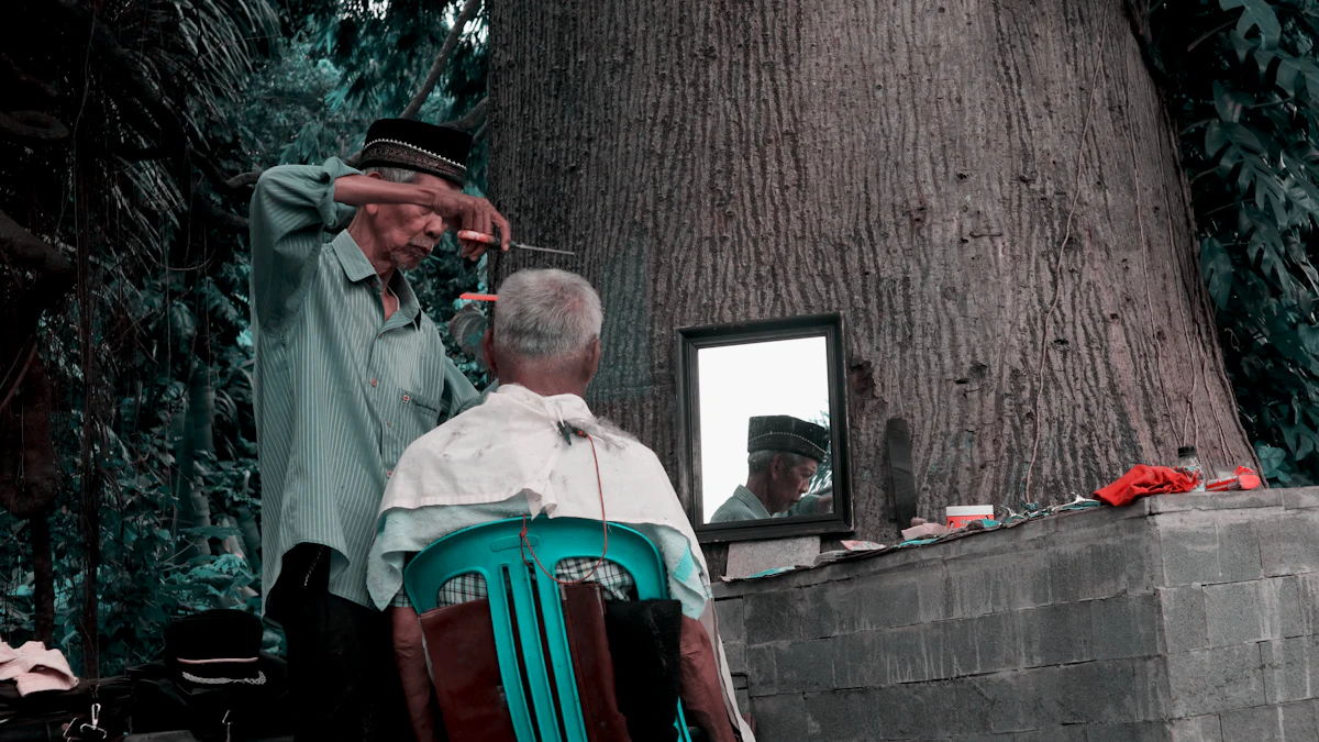 Seorang kapster berdiri memotong rambut pelanggan yang duduk di kursi hijau menghadap cermin di sebuah barbershop kecil di Indonesia pada siang hari