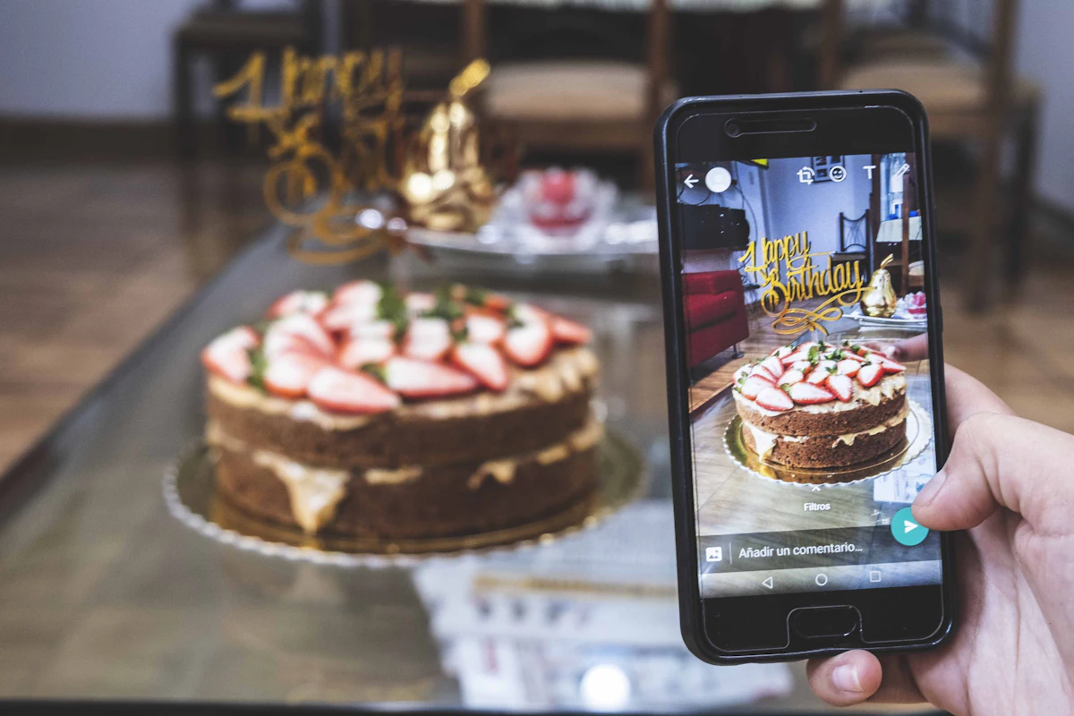 Ponsel menampilkan hasil foto kue stroberi yang baru diambil