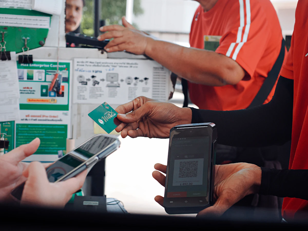 Pembeli mengarahkan layar ponselnya kepada petugas di meja kasir