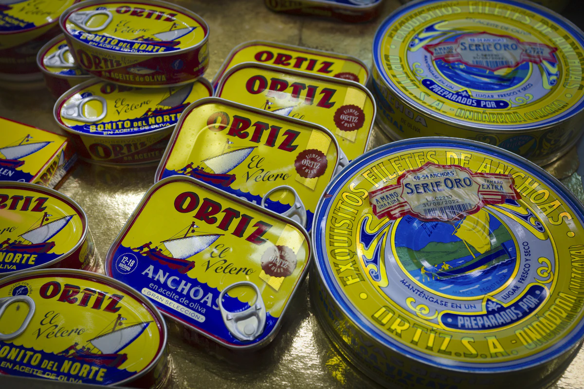 Produk kemasan kaleng berjajar di atas meja di dalam toko