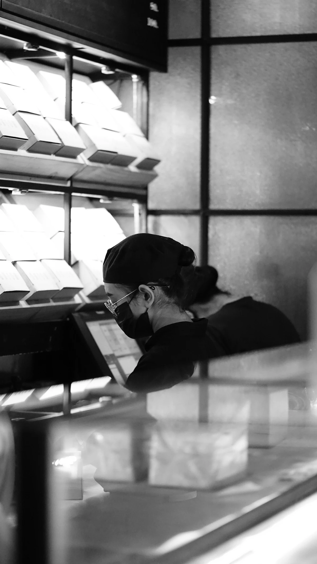 Perempuan mengangkat telepon di dalam toko