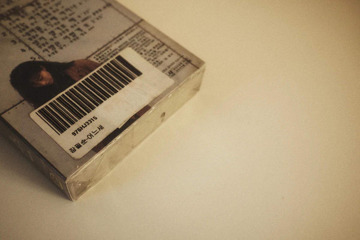 Kotak kemasan cokelat dengan label barcode di meja packing toko kecil