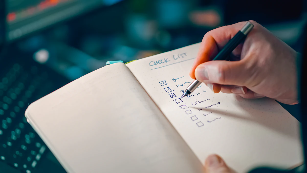 Tangan menuliskan daftar periksa di sebuah buku catatan
